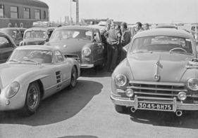 Mercedes-Benz 300 SLR "Uhlenhaut-Coupé" (1955) – Vor der Überfahrt nach Schweden im August 1955. Neben dem Renntransporter steht Wolfgrang von Trips (1955)