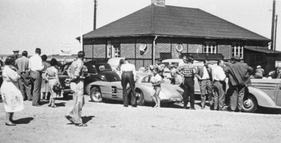 Ein Schnappschuss vor dem Grossen Preis von Schweden 1955: Das Uhlenhaut-Coupé parkt neben gewöhnlichen Personenwagen und nimmt nicht am Rennen teil.