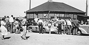 Ein Schnappschuss vor dem Grossen Preis von Schweden 1955: Das Uhlenhaut-Coupé parkt neben gewöhnlichen Personenwagen und nimmt nicht am Rennen teil.