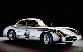 Das Spiel aus Licht und Schatten betont die Rundungen des 300 SLR. Hinter dem Vorderrad sitzt eine abnehmbare "Wartungsklappe".