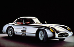 Das Spiel aus Licht und Schatten betont die Rundungen des 300 SLR. Hinter dem Vorderrad sitzt eine abnehmbare "Wartungsklappe".