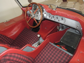 Dieser Blick ins Cockpit zeigt sehr gut, wie stark der Fahrer die Beine spreizen musste. Damit der Beifahrer ihm nicht in die Quere kommt, gibt es eine kleine "Grenzmauer".