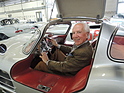 Einen Gehörschutz braucht Karl Ludvigsen beim Probesitzen im "roten" Coupé nicht. Doch schon das blosse Platznehmen in dem Berühmten Auto war ein besonderes Erlebnis.