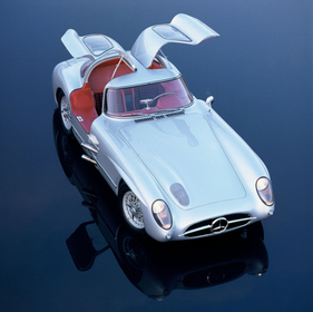 Die Flügeltüren waren wie beim 300 SL eine Notwendigkeit des Rohrrahmens. An der werbewirksamen Ähnlichkeit zwischen Serien- und Renncoupé wird sich niemand gestört haben. Die Hutze in der Motorhaube ist für Ansaugluft. Das feinmaschige Sieb ersetzt den Luftfilter.