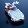 Die Flügeltüren waren wie beim 300 SL eine Notwendigkeit des Rohrrahmens. An der werbewirksamen Ähnlichkeit zwischen Serien- und Renncoupé wird sich niemand gestört haben. Die Hutze in der Motorhaube ist für Ansaugluft. Das feinmaschige Sieb ersetzt den Luftfilter.