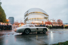 Mercedes-Benz 300 SLR Uhlenhaut-Coupé als Teil des Festival-Konvois aus 140 Fahrzeugen – "140 Years of Innovation" 2026