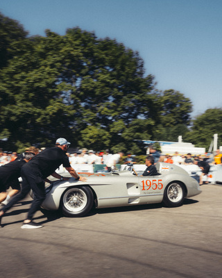 Mercedes-Benz 300 SLR wird zurückgeschoben - Goodwood Festival of Speed 2025