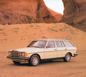 Mercedes-Benz 300 TD Turbodiesel - 300 TD Turbo Diesel in US-Ausführung. Unverzichtbar in amerikanischen TV-Serien wie Denver, Dallas usw. Damals Ausdruck von ausgewählter Fortbewegung mit Luxusanspruch (Buch "Mercedes-Benz - Die Baureihe W 123 von 1976 bis 1986") (1979)