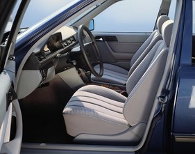 Mercedes-Benz 300 TE (1985) - mit eleganten Veloursitzen