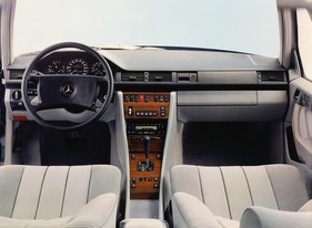 Mercedes-Benz 300 TE (1985) - umfangreich ausgestattetes Cockpit mit Veloursitzen