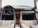 Mercedes-Benz 300 TE (1985) - umfangreich ausgestattetes Cockpit mit Veloursitzen