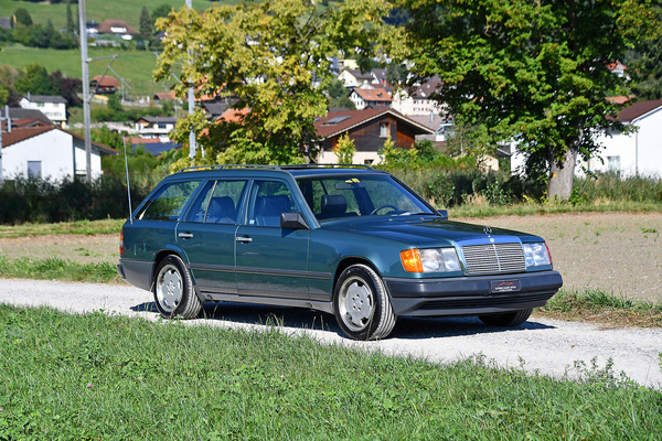 Image: Mercedes-Benz 300 TE (1988) - offered as lot 102 at the Oldtimer Galerie Toffen auction on October 14, 2023