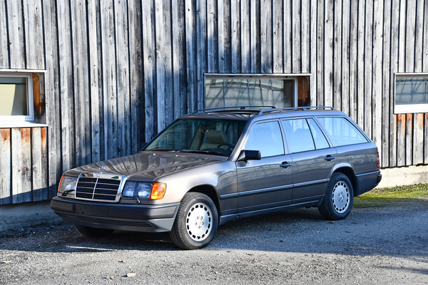 Image: Mercedes-Benz 300 TE 4 Matic (1987) - as lot 42 at the auction of the Oldtimer Gallery in Toffen on March 28, 2020