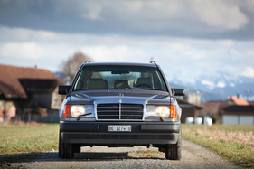 Mercedes-Benz 300 TE 4Matic (1987) - mit unterschiedlich grossen Rückspiegeln rechts und links