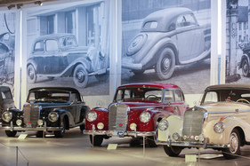 Mercedes-Benz 300 W 186 (1953) - neben dem 300 S von 1953 (links) - Sonderschau "Mercedes-Benz" im Pantheon Basel 2020/2021