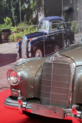 Mercedes-Benz 300 in Natura und auf einem Foto - Motorworld Classics Berlin 2019
