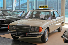 Mercedes-Benz 300D W123 Taxi (1979) -aus erster Hand mit 199'815 km für EUR 27'500 angeboten - Retro Classics Stuttgart 2017