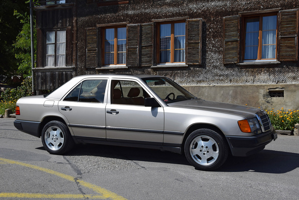 Mercedes-Benz 300E 4Matic (1989) - angeboten an der Versteigerung der Oldtimer Galerie in Toffen am 28. November 2015