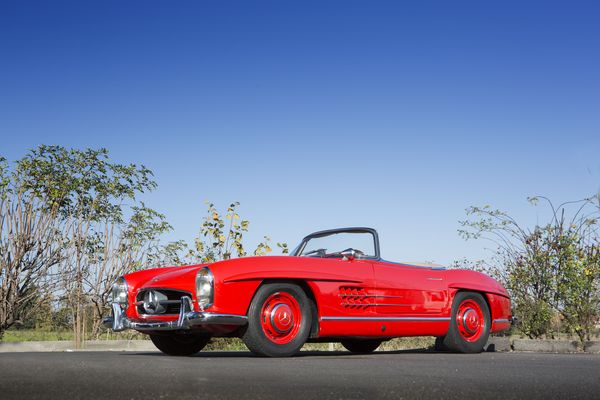 Bild: Mercedes-Benz 300SL Roadster (1958) - angeboten als Lot 374 an der Versteigerung "Les Grandes Marques du Monde au Grand Palais" von Bonhams am 6. Februar 2014