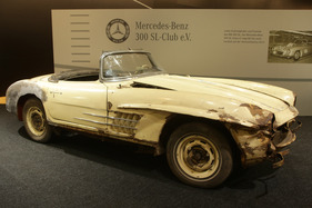 Mercedes Benz 300SL Roadster (1958) - hier gibt es noch etwas Arbeit, bis der Preis siebenstellig wird (Techno Classica 2013)