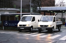 Bild Mercedes-Benz 308 D Sprinter (1995) - als Kastenwagen und ein 208 D Pritschenwagen