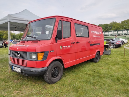 Mercedes-Benz 310 (1982) – Renntransporter des Porsche-Club Nürburgring – Porsche-Treffen Dinslaken 2022