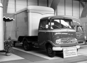 Mercedes-Benz 319 - von Ackermann in Wuppertal als Sattelzug aufgebaut - Genfer Autosmobilsalon 1959