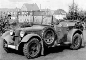 Mercedes-Benz 320 WK (1938) - "Goldene Fahne" - Wehrmachts-Kübelwagen vor der Zentralverwaltung in Stuttgart-Untertürkheim