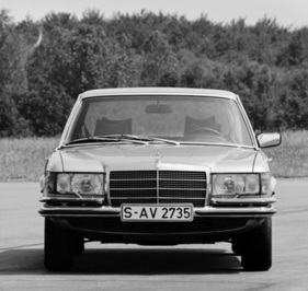 Mercedes-Benz 350 SE (1974) – Frontansicht, nur ein Aussenspiegel serienmässig