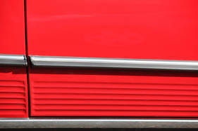 Mercedes-Benz 350 SL (1971) - Schutzleisten und geriffeltes Bleck an der Flanke