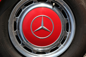 Mercedes-Benz 350 SL (1971) - Stahlräder mit schönen Radkappen