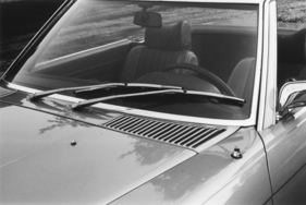 Mercedes-Benz 350 SL (1971) - Türpfosten mit höherer Festigkeit und integrierten Windabweisern zur Reduktion der Verschmutzung der Seitenscheiben