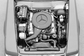 Mercedes-Benz 350 SL (1971) - der V8-Motor füllte den Motorraum komplett aus