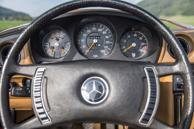 Mercedes-Benz 350 SL (1971) - grosse gut ablesbare Uhren mit etwas wenig Charme