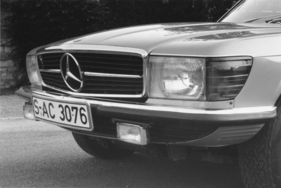 Mercedes-Benz 350 SL (1971) - in Deutschland gelangen serienmässig Zweifaden-Halogenlampen zum Einsatz, in anderen Ländern steht 1971 die Zulassung unmittelbar bevor