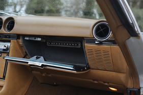 Mercedes-Benz 350 SL (1973) - Kurzwellenradio im Handschuhfach