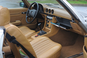 Mercedes-Benz 350 SL (1973) - das Interieur mit dem geschäumten Sicherheitslenkrad