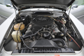 Mercedes-Benz 350 SL (1973) - der V8-3,5-Liter füllt den Motorraum gut aus