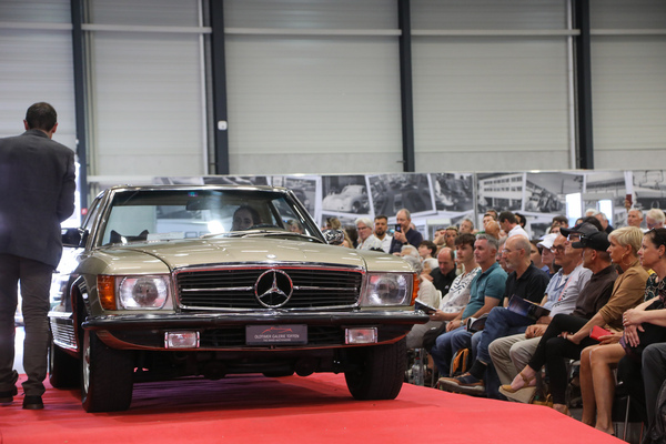 Mercedes-Benz 350 SL R107 (1974) - als Lot 06 an der Swiss Classic World Versteigerung der Oldtimer Galerie Toffen in Luzern am 3. Juni 2023