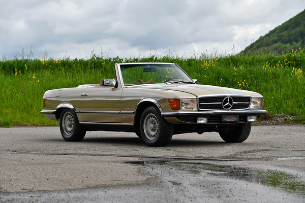 Mercedes-Benz 350 SL R107 (1974) - als Lot 06 angeboten an der Swiss Classic World Versteigerung der Oldtimer Galerie Toffen in Luzern am 3. Juni 2023
