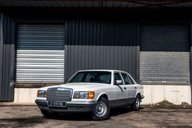 Mercedes-Benz 380 SEL (1983) - Lot 073 at the Artcurial Musée Automobile du Château de Vernon auction 2025