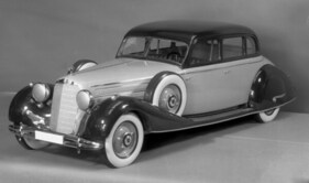 Mercedes-Benz 400 V (1937) - Baureihe W147, Modell des Oberklassewagens mit stolzer Breite von 188 cm und geteilter Frontscheide Mercedes-Benz 400 V (1937) - Baureihe W147, Modell des Oberklassewagens mit stolzer Breite von 188 cm und geteilter Frontscheide