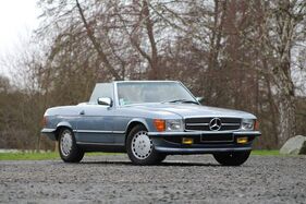 Mercedes-Benz 420 SL mit Hard-top (1987) - als Lot 062 angeboten an der Artcurial Rétromobile Paris Versteigerung am 2. Februar 2024