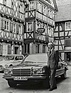 Mercedes-Benz 450 SE (1974) – Hans Scherenberg 1977 am Gottlieb-Daimler-Geburtshaus in Schorndorf