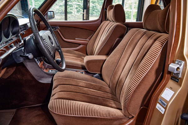 Image: Mercedes-Benz 450 SEL 6.9 (1975) - Interior photo of the cockpit