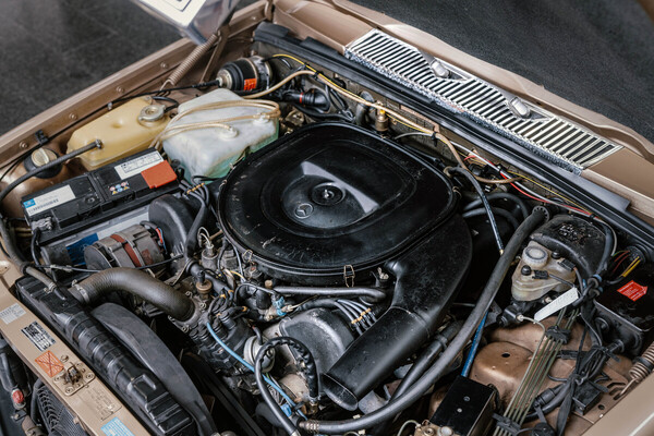 Bild: Mercedes-Benz 450 SEL 6.9 (1975) – Motorraum mit dem V8-Motor M 100 E 69