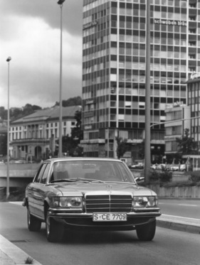 Mercedes-Benz 450 SEL 6.9 (1975) - stattliche Unterscheidung, aber kaum als Topmodell zu erkennen, die Scheinwerferreinigungsanlage liefert zumindest einen Hinweis