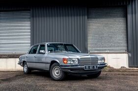 Mercedes-Benz 450 SEL 6.9 (1976) - Lot 074 at the Artcurial Musée Automobile du Château de Vernon auction 2025