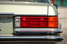 Mercedes-Benz 450 SEL 6.9 (1976) - breite Heckleuchten, deutlich auftragende Chromstossstangen (© Daniel Reinhard, 2015) Mercedes-Benz 450 SEL 6.9 (1976) - breite Heckleuchten, deutlich auftragende Chromstossstangen (© Daniel Reinhard, 2015)