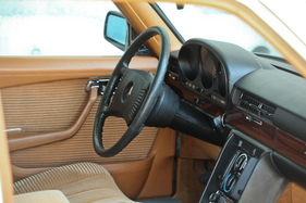 Mercedes-Benz 450 SEL 6.9 (1976) - das Lenkrad ist nicht lederüberzogen, aber es ist dicker als beim Vorgänger 300 SEL 6.3